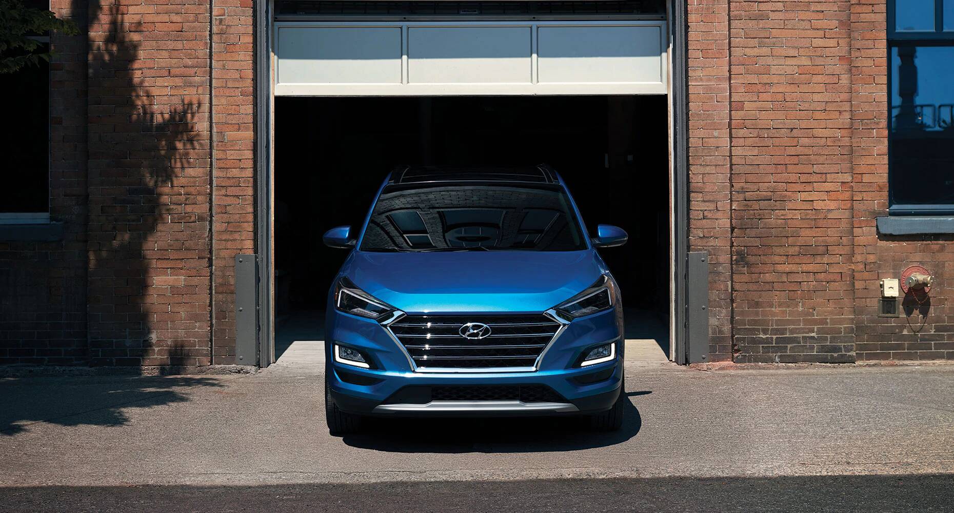 Hyundai Tucson 2021 bleu sortant du garage