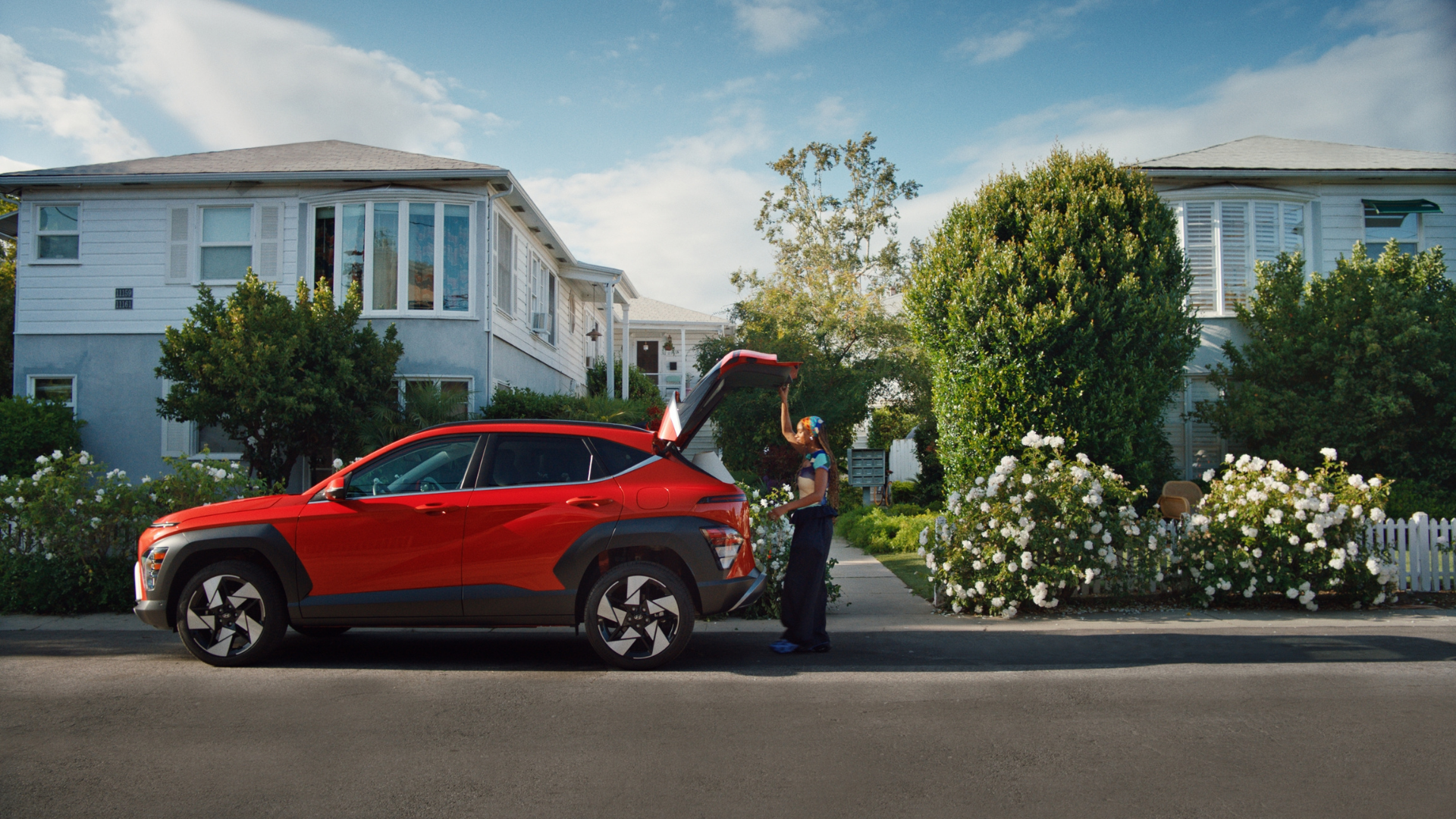 Hyundai Kona stationné dans la rue