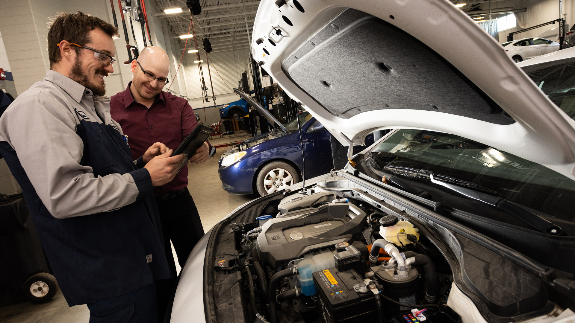 Techniciens Hyundai faisant l'inspection d'une voiture