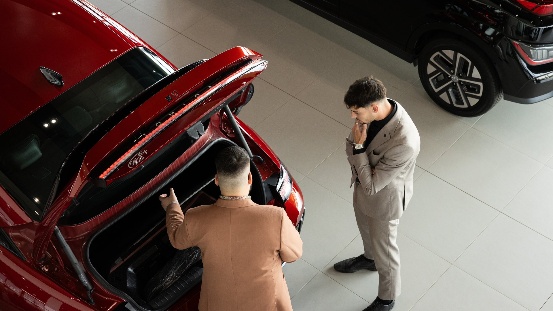 Conseiller automobile faisant l'évaluation d'une voiture dans une concession