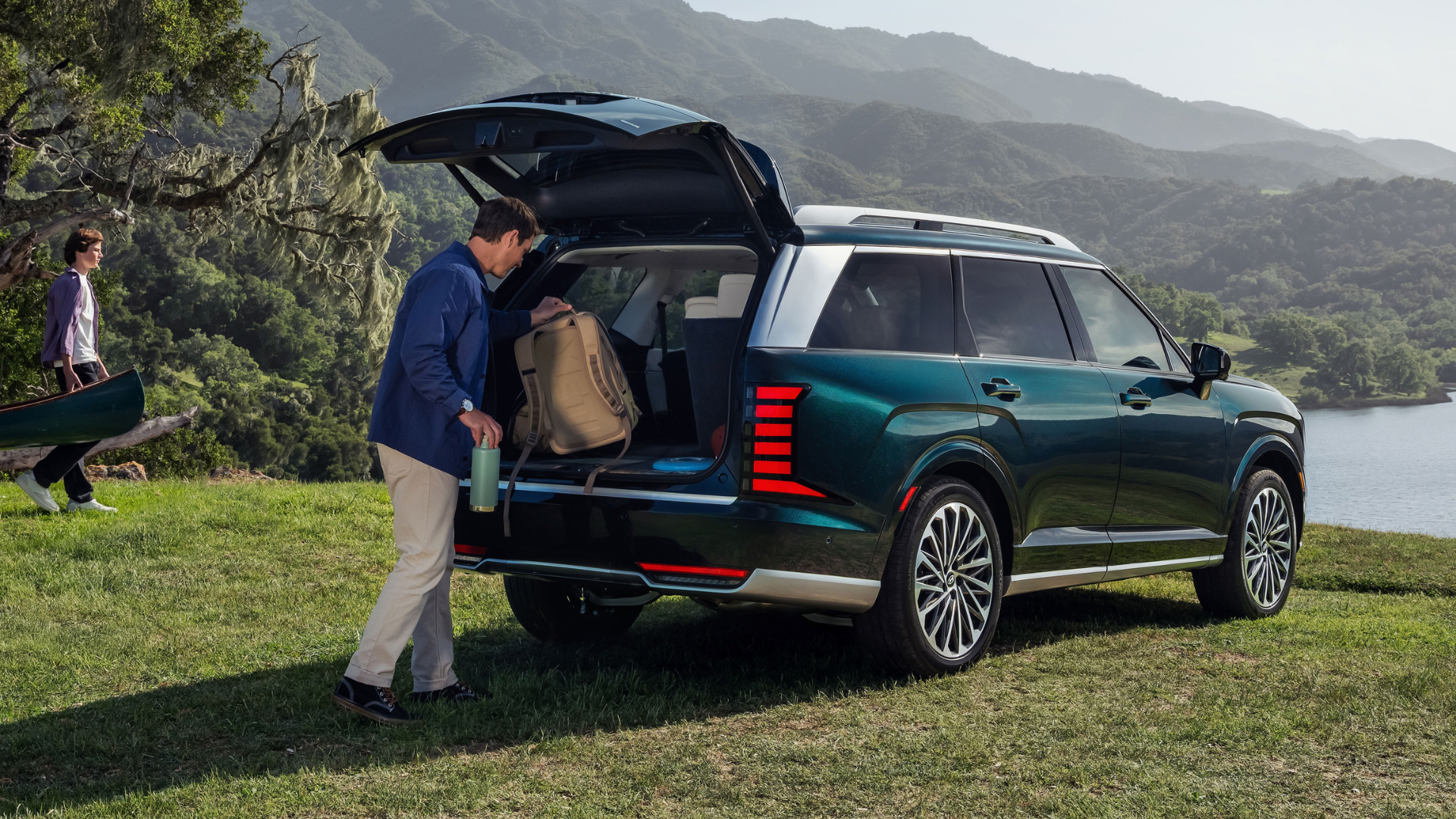 Parent chargeant le coffre du Hyundai Palisade