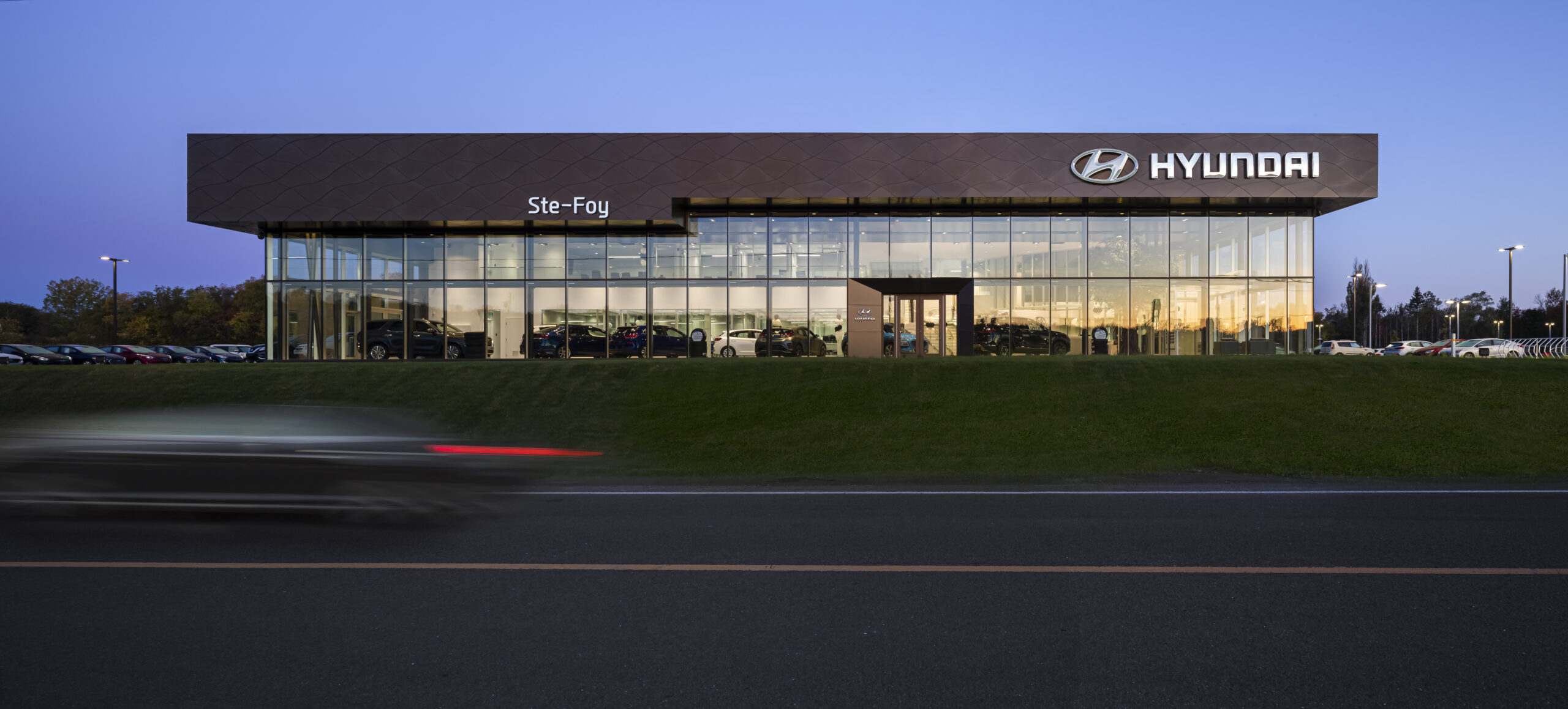 Concession Hyundai à Québec illuminée au crépuscule